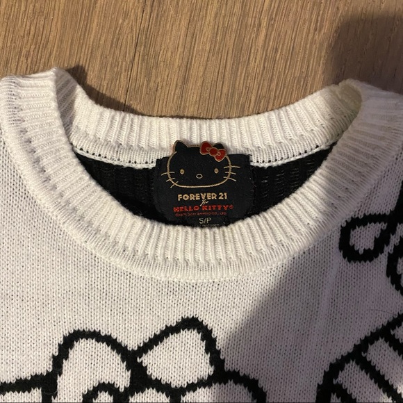 Forever 21 White Sweater Hello Kitty, as modeled by Kendall Jenner - Picture 3 of 5